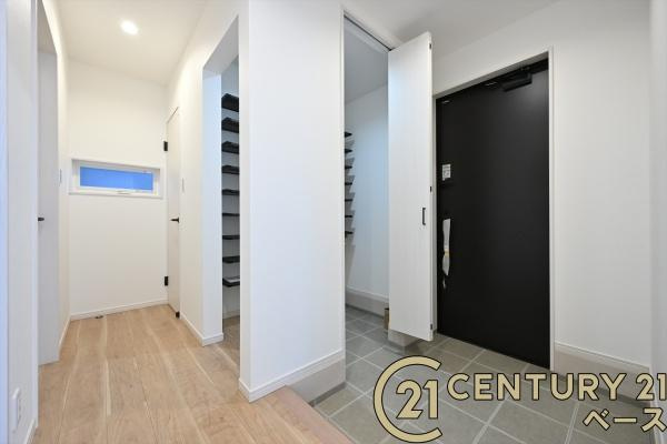 大和高田市西坊城 ２号地 ／新築一戸建の玄関|■ＳＩＣ完備で玄関をスッキリ快適にお使いいただけます！■