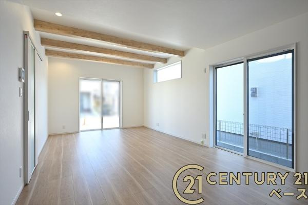 大和高田市西坊城 ２号地 ／新築一戸建の居間・リビング|■ご家族でくつろいでいただける広々としたリビングです！全窓ペアガラス標準装備！■