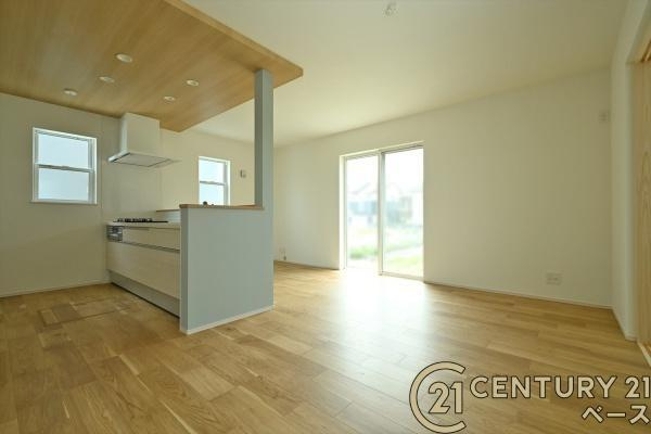 ファーストタウン星和台 １号棟 ／新築一戸建の内観：施工例|■窓ガラスは紫外線７６％カットで安心のLOW-Eペアガラスを採用！結露防止にも効果的です！■