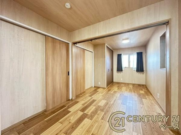 香芝市逢坂２丁目　一戸建の寝室|■現地撮影写真■開放感のある広々した主寝室！他に洋室が２部屋ございます！