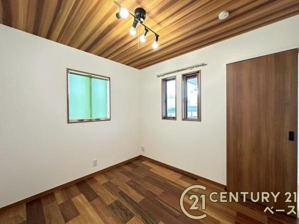 香芝市逢坂２丁目　一戸建の子供部屋|■現地撮影写真■優しい色合いでまとめられた洋室！どんな家具も合いそうですね！