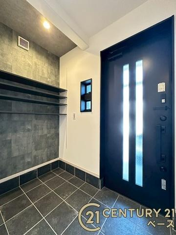 香芝市逢坂２丁目　一戸建の玄関|■現地撮影写真■すっきりとした明るい玄関が家族やお客様を迎えてくれます！