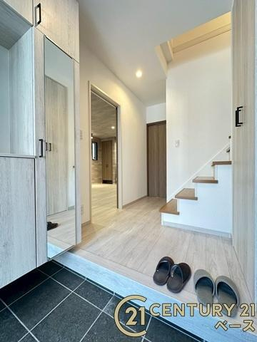 香芝市逢坂２丁目　一戸建の内装|■現地撮影写真■こちらは玄関から見た廊下部分です！