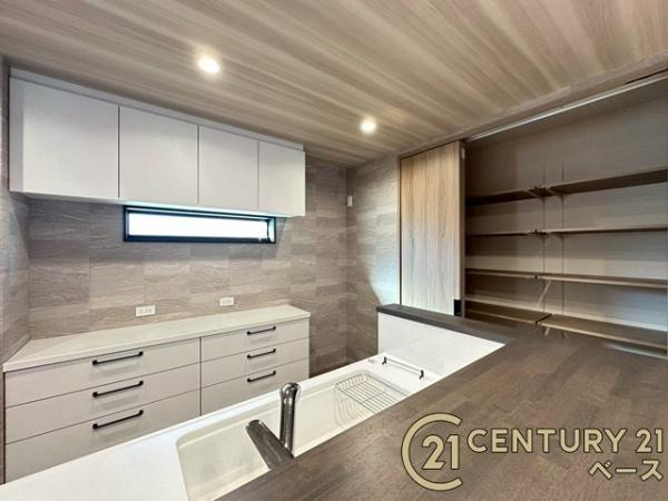 香芝市逢坂２丁目　一戸建の内装|■現地撮影写真■キッチン周辺にはゆとりのあるパントリー・カップボードが完備されています！