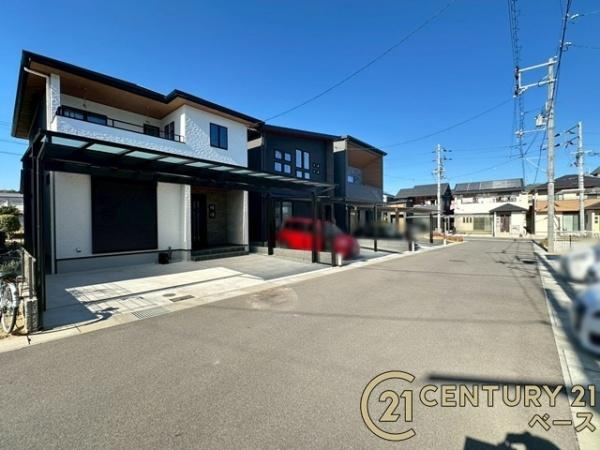 香芝市逢坂２丁目　一戸建の前面道路含む現地写真|■現地撮影写真■敷地と道路の高低差が少なく駐車もスムーズです！