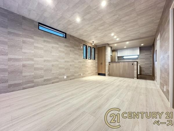 香芝市逢坂２丁目　一戸建の居間・リビング|■現地撮影写真■ご家族でくつろいでいただける広々したリビング！こだわりの壁紙がおしゃれな空間を演出します！