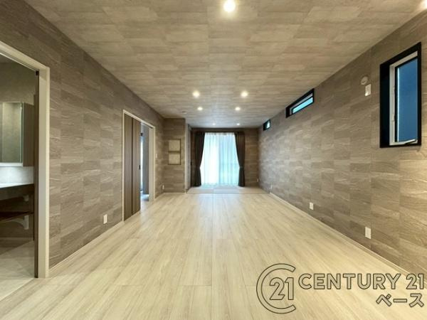 香芝市逢坂２丁目　一戸建の居間・リビング|■現地撮影写真■隣接するタタミコーナーと行き来ができる家族団欒も快適なリビングです！