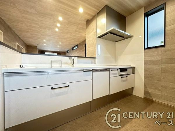 香芝市逢坂２丁目　一戸建のキッチン|■現地撮影写真■収納力と使いやすさを追求したシステムキッチンです！食洗機付きで毎日の洗い物も楽々！