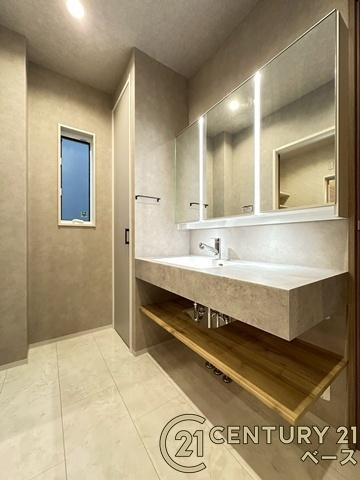 香芝市逢坂２丁目　一戸建の独立洗面台|■現地撮影写真■洗練されたデザイン＋清潔感を保ちやすいフルフラットカウンターを採用！