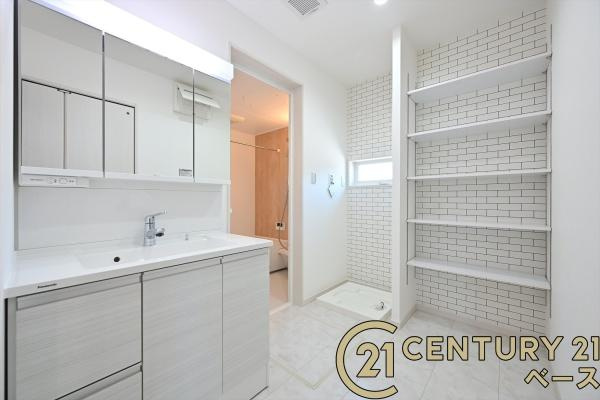 大和高田市西坊城 １号地 ／新築一戸建の独立洗面台|■三面鏡タイプのミラーキャビネット！収納スペースも豊富です！■