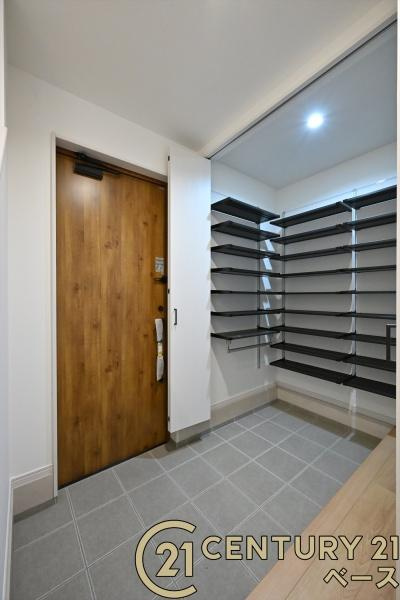 大和高田市西坊城 １号地 ／新築一戸建の玄関|■ＳＩＣ完備で玄関をスッキリ快適にお使いいただけます！■