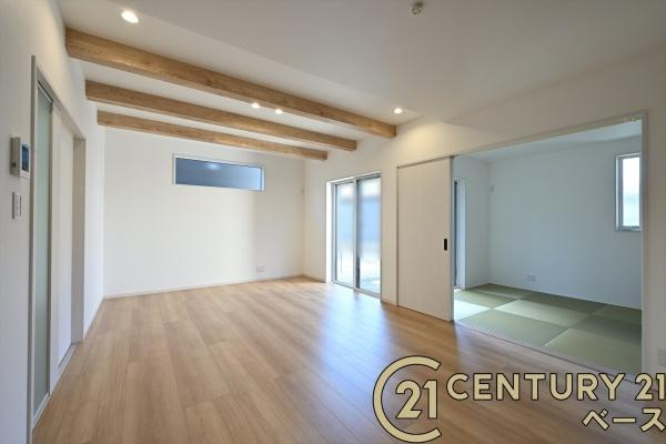 大和高田市西坊城 １号地 ／新築一戸建の居間・リビング|■ご家族でくつろいでいただける広々としたリビングです！全窓ペアガラス標準装備！■