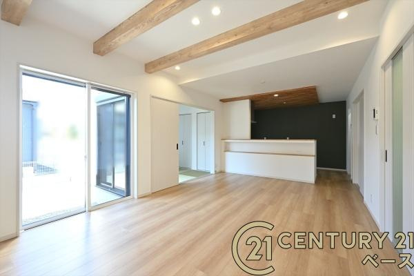 大和高田市西坊城 １号地 ／新築一戸建の居間・リビング|■現地撮影写真■大きな窓から柔らかい光が射し込みます。