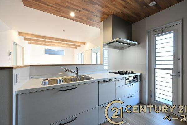 大和高田市西坊城 １号地 ／新築一戸建のキッチン|■家族とのコミュニケーションがとりやすい人気のカウンターキッチン！■