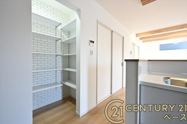 大和高田市西坊城 １号地 ／新築一戸建の収納|■現地撮影写真■キッチン横にはスッキリ片付くパントリー収納を完備！