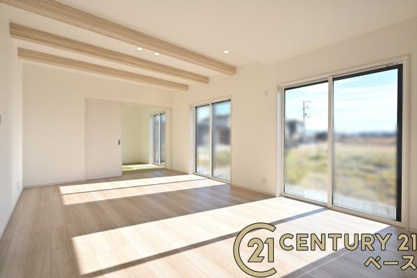 大和高田市西坊城 ３号地 ／新築一戸建の居間・リビング|■ご家族でくつろいでいただける広々としたリビングです！全窓ペアガラス標準装備！■