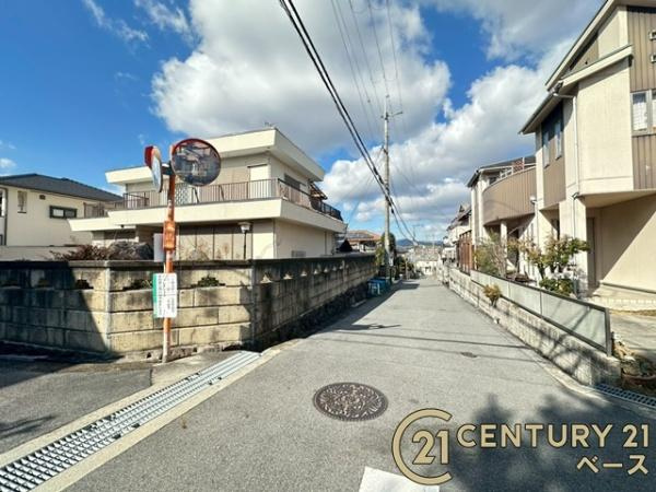 北葛城郡上牧町米山台２丁目の売地の前面道路含む現地写真