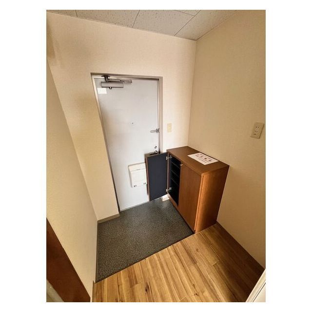 岐阜市柳津町北塚３丁目のアパートの玄関