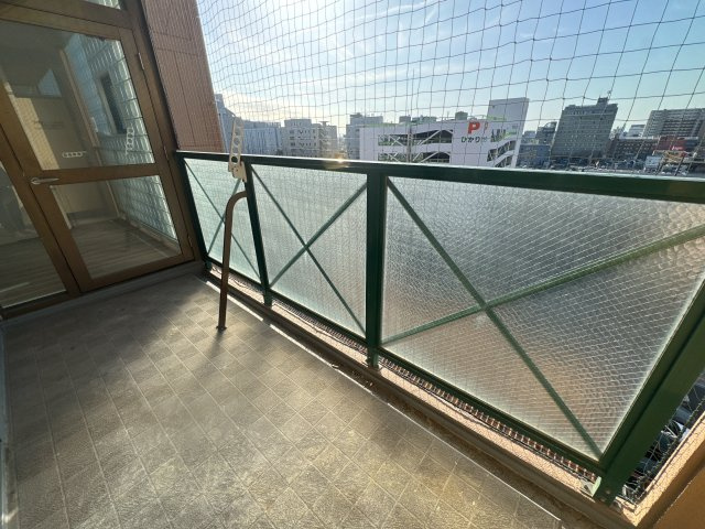 【バルコニー】 | グレイス佐賀駅前セントラル☆仲介手数料無料☆ | 遮るもののない抜けた眺望と、贅沢な開放感を室内から満喫。お部屋全体の明るさも引き立てる、マンションライフならではの魅力が詰まった特別感のある間取りです。