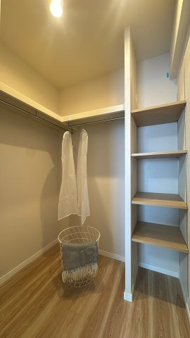 【収納】 | グレイス佐賀駅前セントラル☆仲介手数料無料☆ | 大容量のウォークインクローゼット。季節物から趣味の道具まで、賢く整理整頓できます。