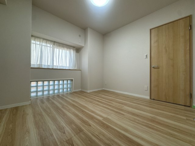 【洋室】 | グレイス佐賀駅前セントラル☆仲介手数料無料☆ | 居住スペースをしっかり確保した、家具配置のしやすい機能的なレイアウト。帰宅後、一人の時間をゆったりと贅沢に過ごせる落ち着いた空間です♪