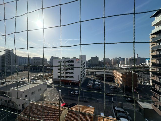 【展望】 | グレイス佐賀駅前セントラル☆仲介手数料無料☆ | 【開放感のあるバルコニー】日当たり・通風良好なバルコニー。洗濯物を干すスペースとしてはもちろん、ちょっとした気分転換にも最適な開放的な空間です。周辺に高い建物が少なく、心地よい風が通り抜けます。