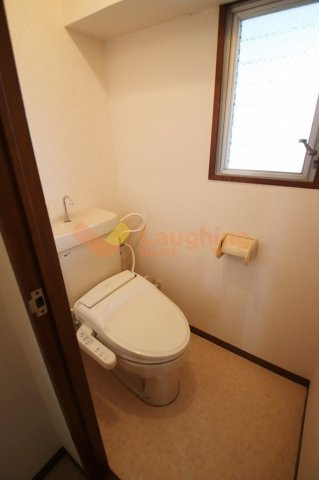 サンライトビルのトイレ|ゆったりとした空間のトイレです※別号室の写真になります