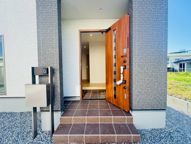 ■■うるま市与那城屋慶名－2号棟（全3棟）の玄関|シンプルで使いやすい玄関です