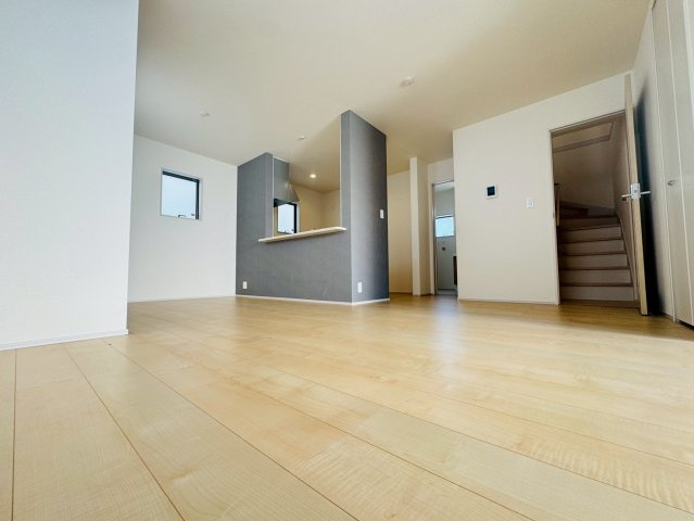 ■■うるま市与那城屋慶名－2号棟（全3棟）の居間・リビング|ゆったりとした居間です