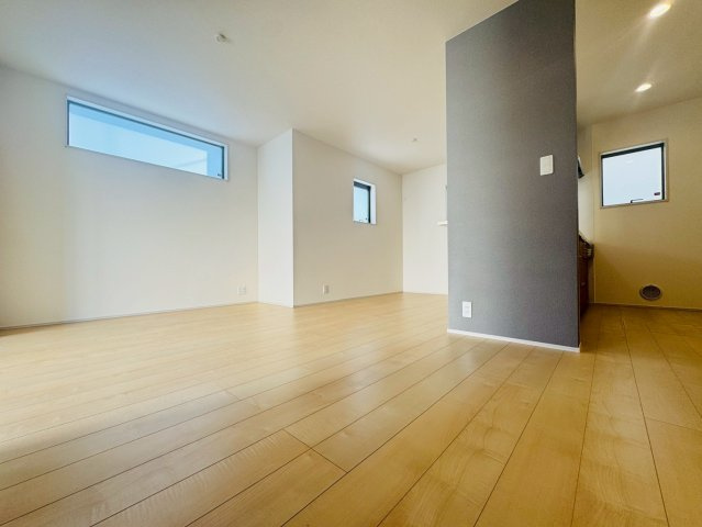 ■■うるま市与那城屋慶名－2号棟（全3棟）の洋室|明るい洋室です