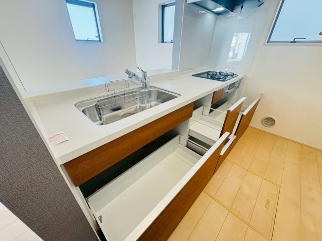 ■■うるま市与那城屋慶名－2号棟（全3棟）のキッチン|コンパクトなキッチンで掃除もラクラク