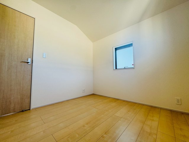 ■■うるま市与那城屋慶名－2号棟（全3棟）の洋室|広々とした洋室です