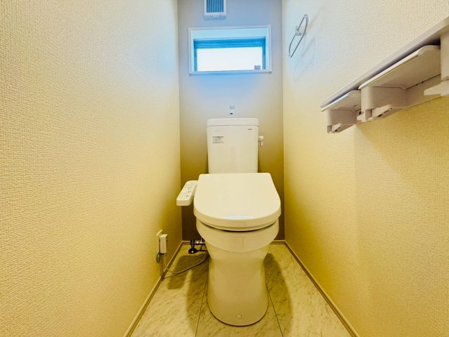 ■■うるま市与那城屋慶名－2号棟（全3棟）のトイレ|ゆったりとした空間のトイレです