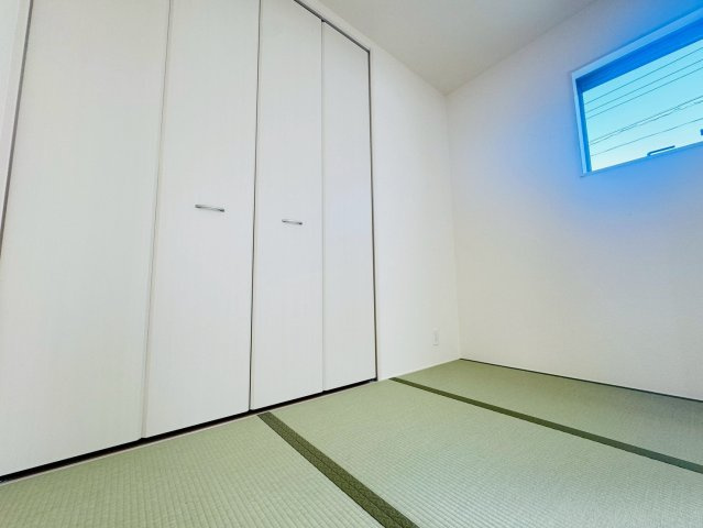■■うるま市与那城屋慶名－1号棟（全3棟）の和室|柔らかい畳が心地よい和室