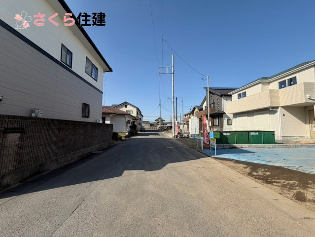 いろどりアイタウン栃木市平柳町３丁目22-P2　１０号棟の前面道路含む現地写真|南面前面道路６ｍ！車通りが少ないので
慌てず出入りできます♪