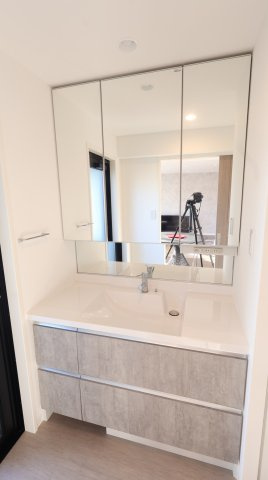 アルファステイツ天神町の洗面所|三面鏡の裏は小物を入れることができる収納付き！