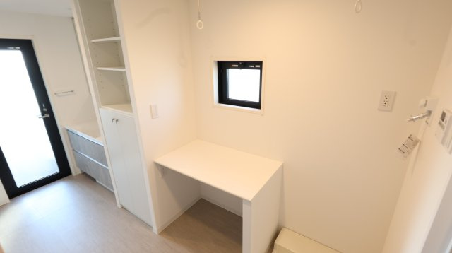 アルファステイツ天神町の脱衣所|バルコニーに出れる勝手口がついていて、お洗濯時に便利な動線です。
洗濯ものを畳むのに便利なカウンターも付いています！