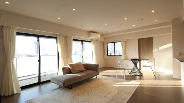 アルファステイツ天神町の居間・リビング|21.5帖の広々LDK!
角部屋で2面採光のお部屋です。