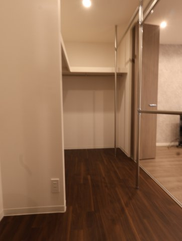 アルファステイツ天神町の洗面所|三面鏡の裏は小物を入れることができる収納付き！