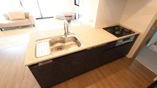 アルファステイツ天神町のキッチン|天板は御影石を使用しています！食洗機付き！家事の時間短縮に繋がります！