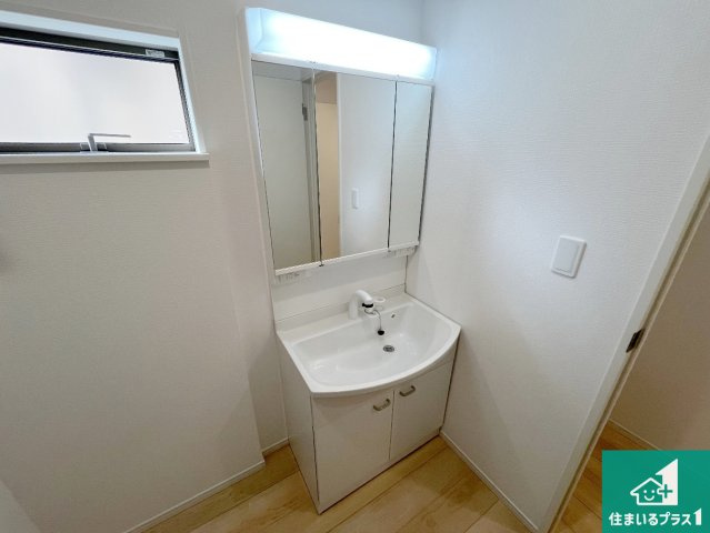 姫路市香寺町広瀬　第1期　新築一戸建ての独立洗面台|清潔感のある洗面台です。フラットな鏡は掃除がしやすく毎日清潔！鏡裏には収納があるのでスッキリとした洗面台が保てます。