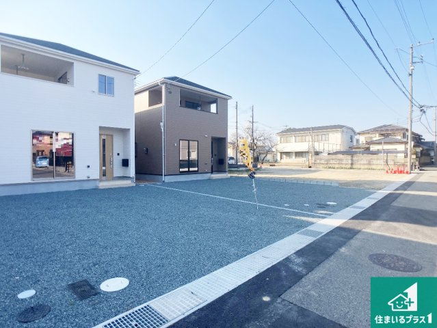 姫路市香寺町広瀬　第1期　新築一戸建ての前面道路含む現地写真|周辺は閑静な住宅街！前面道路広々で車の出し入れも便利です。駐車が苦手な方でも安心して車庫入れできます！
