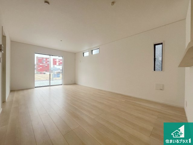 姫路市香寺町広瀬　第1期　新築一戸建ての居間・リビング|日当たり良好の明るいリビングで朝の目覚めもスッキリできそう！対面キッチンでご家族のコミュニケーションも自然と増える設計！小さなお子様が遊ぶスペースを作っても広々とくつろげるLDK！