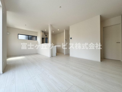 【居間・リビング】 | 静岡市駿河区下川原6丁目 13期 新築一戸建て 1号棟 | リビングダイニングです