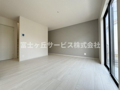 【居間・リビング】 | 静岡市駿河区下川原6丁目 13期 新築一戸建て 1号棟 | リビングです