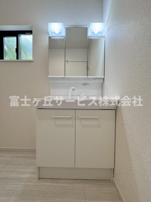 【独立洗面台】 | 静岡市駿河区下川原6丁目 13期 新築一戸建て 1号棟 | 朝の身支度に便利な独立洗面台です