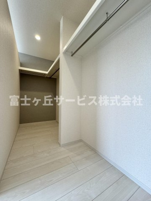 【収納】 | 静岡市駿河区下川原6丁目 13期 新築一戸建て 1号棟 | 収納豊富なウォークインクローゼット
