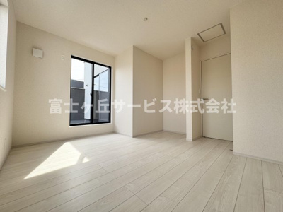 【洋室】 | 静岡市駿河区下川原6丁目 13期 新築一戸建て 1号棟 | バルコニーに面した洋室です
