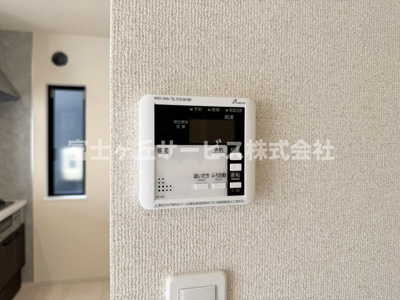 【発電・温水設備】 | 静岡市駿河区下川原6丁目 13期 新築一戸建て 1号棟 | リビングからも操作ができて便利です