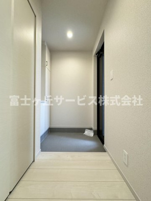 【玄関】 | 静岡市駿河区下川原6丁目 13期 新築一戸建て 1号棟 | 収納もある玄関です